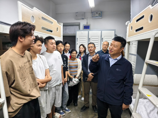 公司党委常委、副董事长南星恒一行深入伟德国际bv1946看望慰问2026级新生